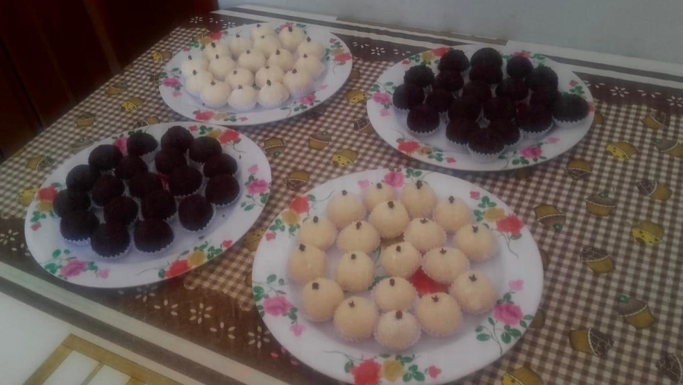 Brigadeiros e beijinhos são vendidos a R$ 2 cada — Foto: Arquivo pessoal