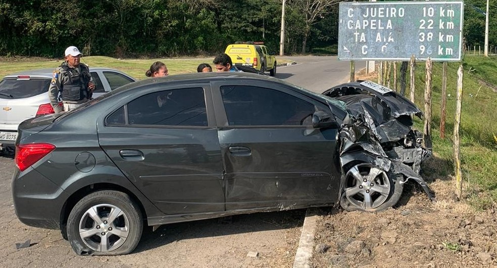Carro ficou destruído após batida em poste na rodovia em Viçosa, Alagoas — Foto: BPRv