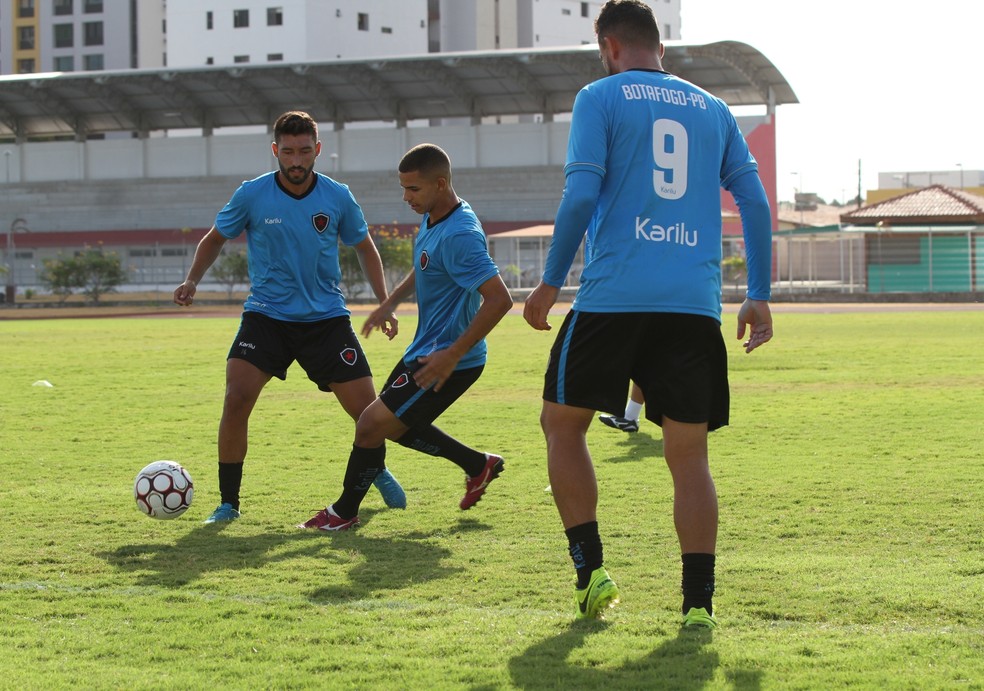 O elenco do Belo treinou na Vila Olímpica Parahyba na tarde desta segunda-feira (Foto: Cisco Nobre/GloboEsporte.com)