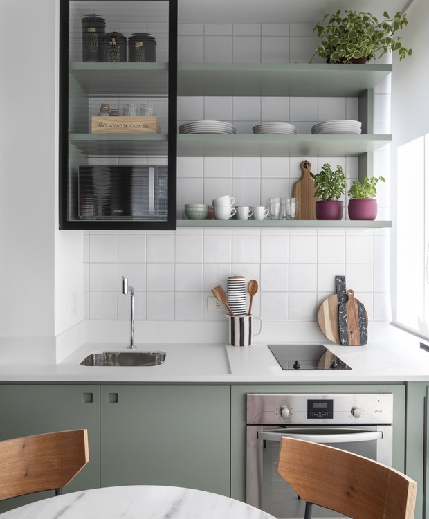 Prateleira suspensa: 55 modelos lindos e como fazer a sua  Decoração de  cozinha simples, Decoração cozinha apartamento pequeno, Decoração cozinha  pequena simples