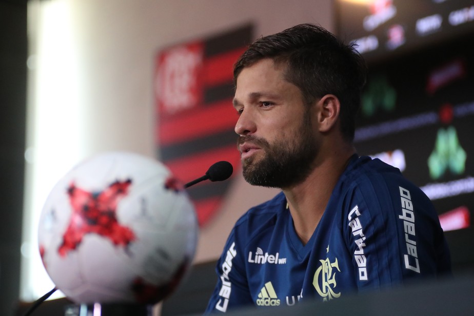 Diego não vê clássico esvaziado, valoriza rival e Maraca: palco perfeito