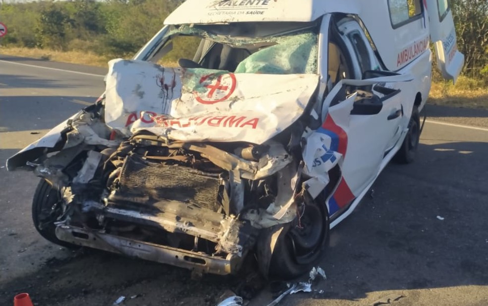 Acidente entre kombi e ambulância deixa dois mortos na Bahia — Foto: Arquivo Pessoal/Brigada Voluntária Anjos Jacuipenses
