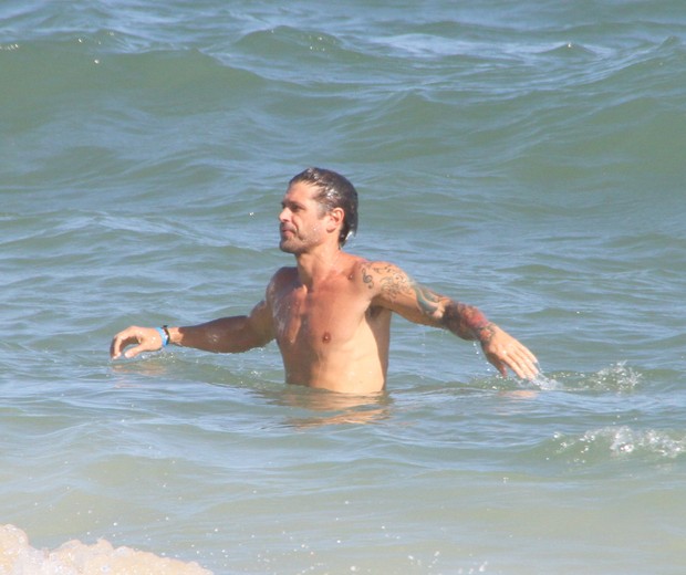 Dado Dolabella mergulha na praia de Ipanema (Foto: Daniel Delmiro/AgNews)