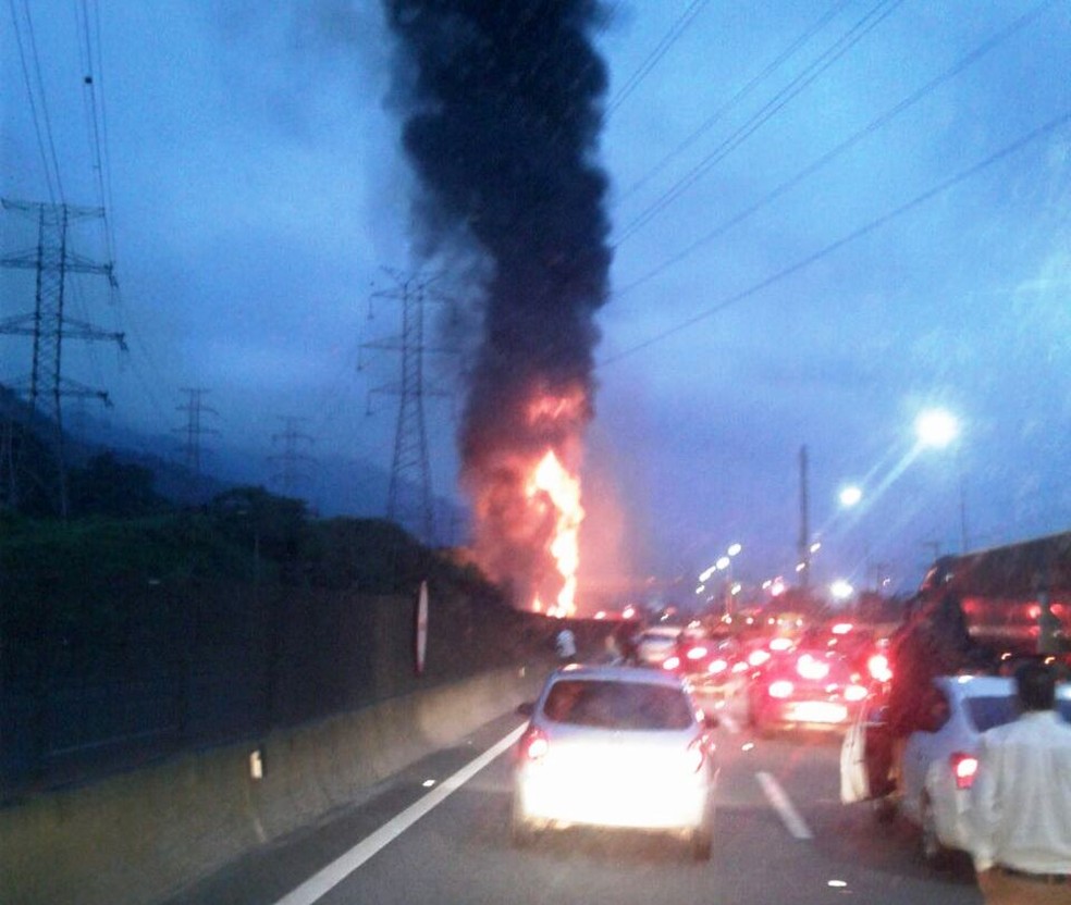 Incêndio em carreta assustou motoristas que passavam pelo Polo Industrial de Cubatão, SP (Foto: G1 Santos)