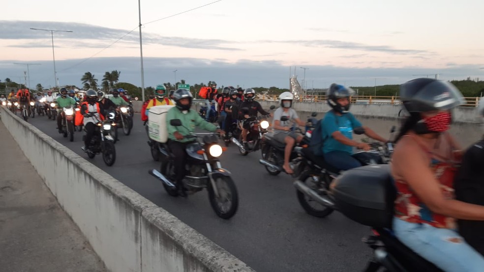 Entregadores fizeram protesto nas pontes em Natal — Foto: Sérgio Henrique Santos/Inter TV Cabugi