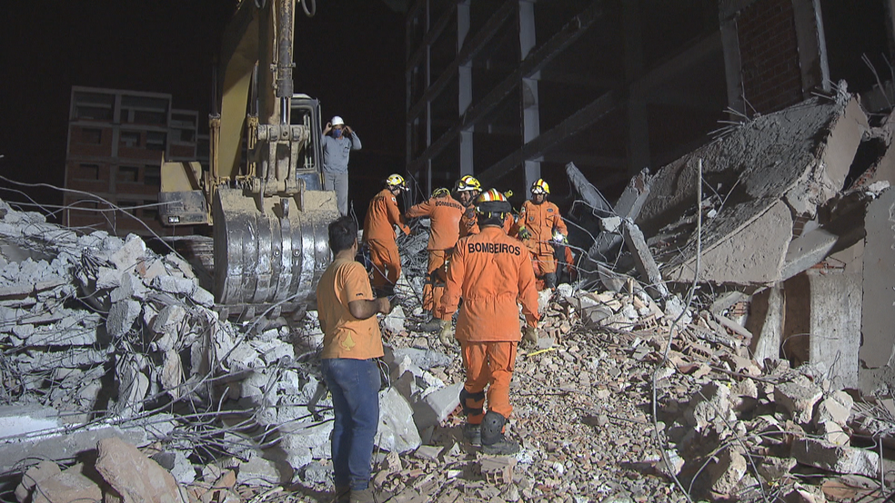Bombeiros em escombros de prédio que desabou em Vicente Pires (Foto: TV Globo/Reprodução)