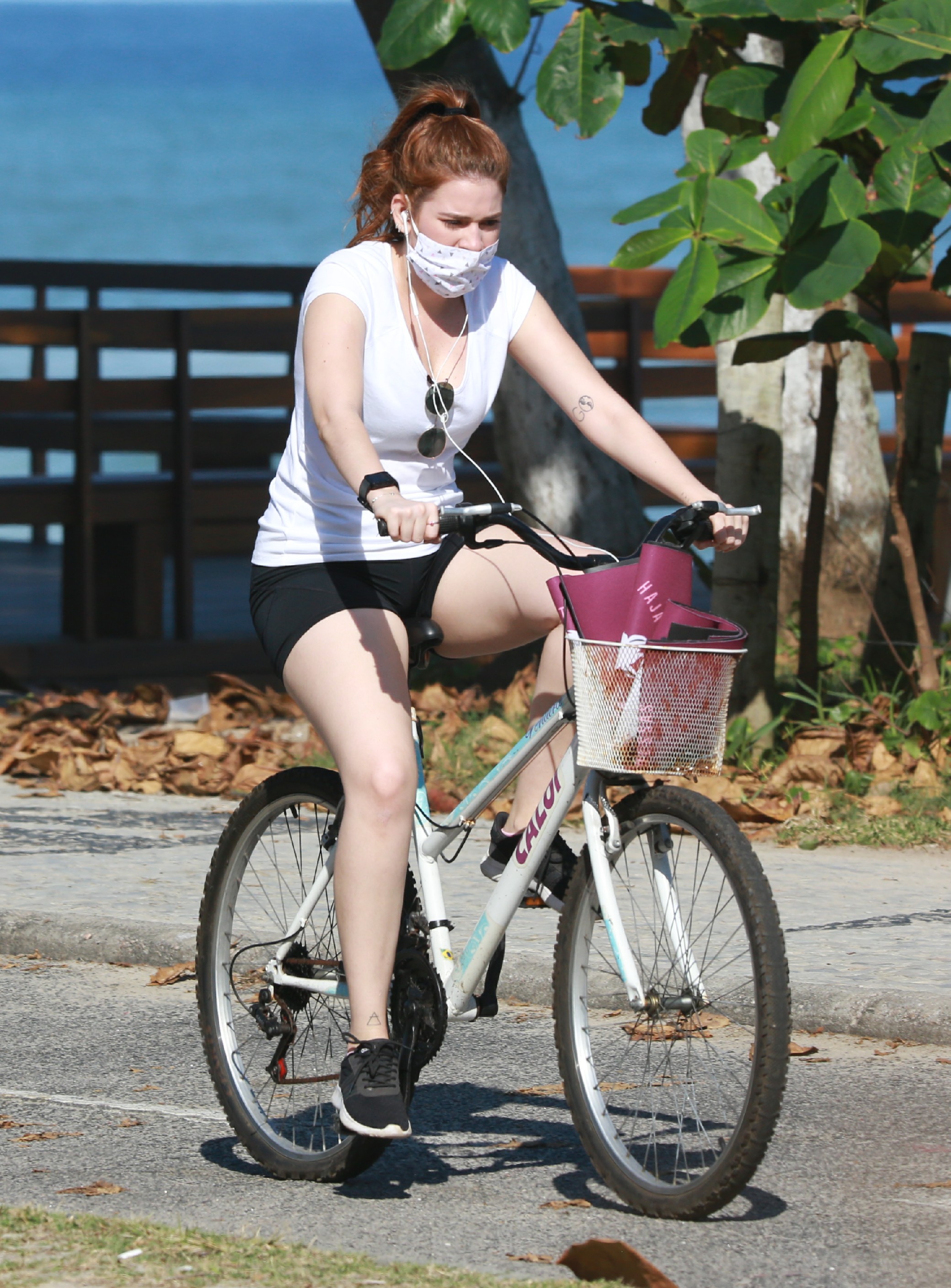 Ex-BBB Ana Clara usa máscara em passeio de bicicleta (Foto: AgNews)