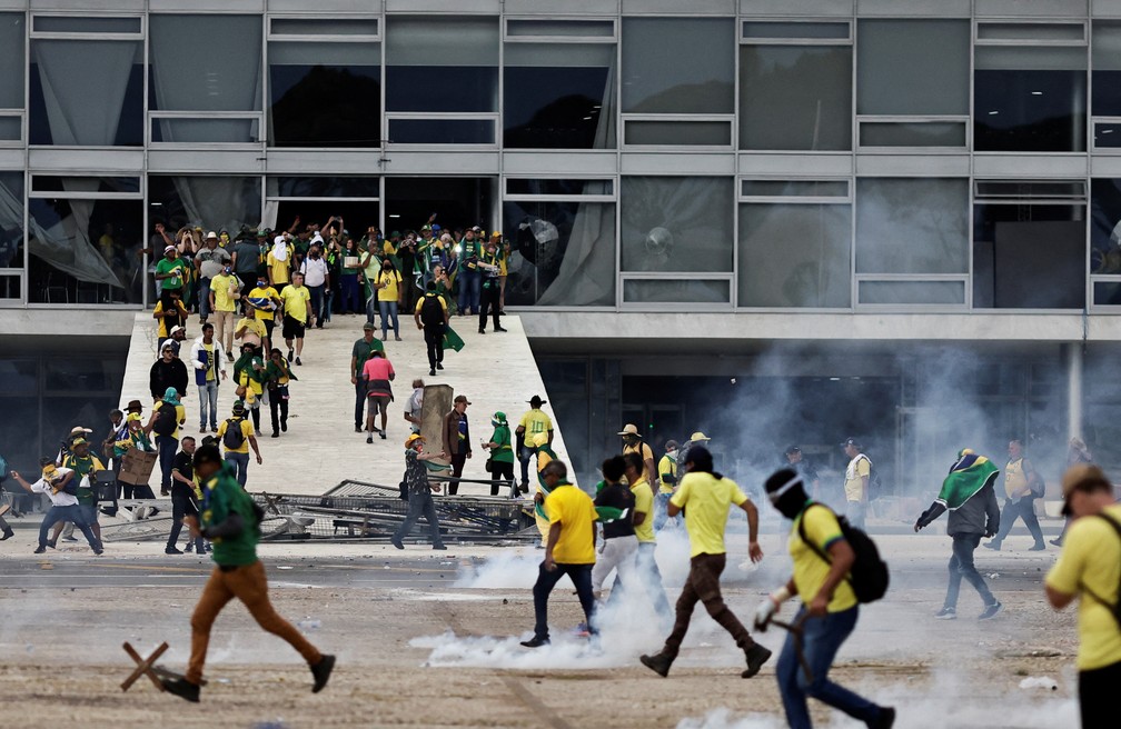 Vândalos são reprimidos pela polícia diante do Palácio do Planalto em Brasília — Foto: Ueslei Marcelino/Reuters