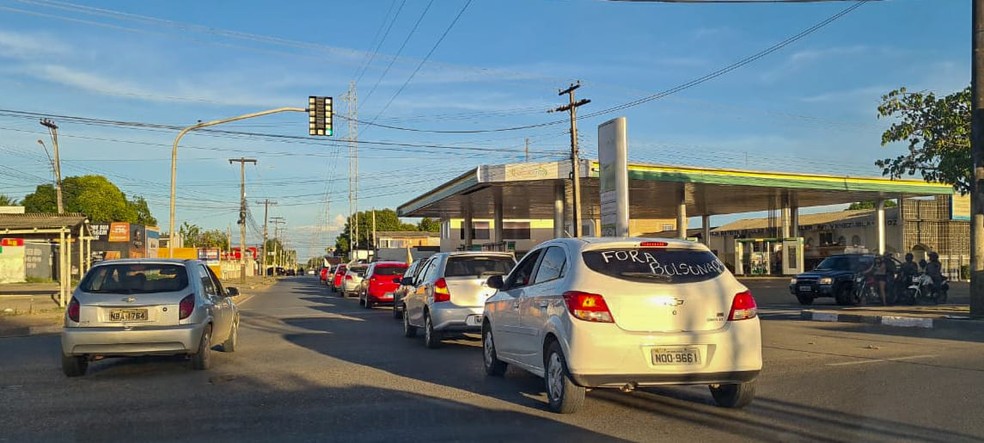Mensagens pedindo o impeachment de Bolsonaro estavam escritas nas janelas dos carros — Foto: Phueblo Caliri/Rede Amazônica