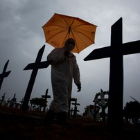 Fatores como a pandemia da Covid-19, que aumentou a mortalidade, e a epidemia de Zika em 2015/2016, que reduziu a natalidade, aceleraram essa transição demográfica no país — Foto: Michael Dantas/AFP