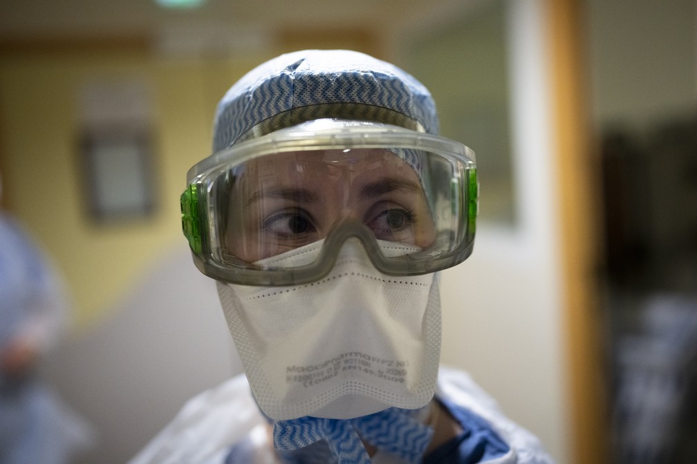 Foto mostra profissional de saúde com equipamento de proteção individual contra a Covid-19 em hospital de Marselha, sul da França, no dia 24 de dezembro. — Foto: Daniel Cole/AP