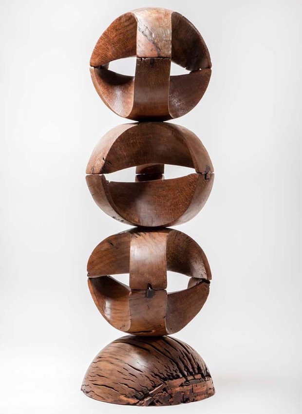 José Zanine Caldas. Escultura, 1970. Técnica madeira. Material: madeira pequí. 200x65(dim). Coleção particular (Foto: André Nazareth/Divulgação)