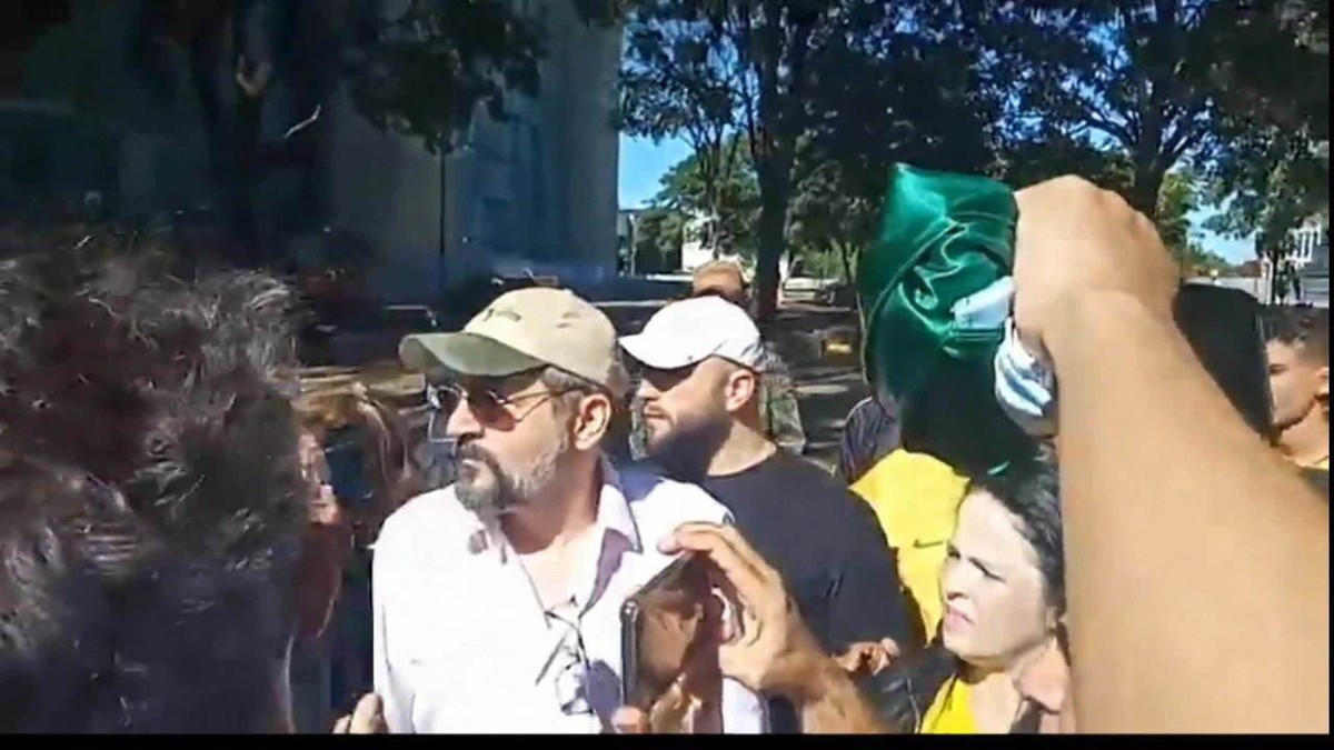 Ministro da Educação Abraham Weintraub participa de protesto sem máscara e causa aglomeração no DF