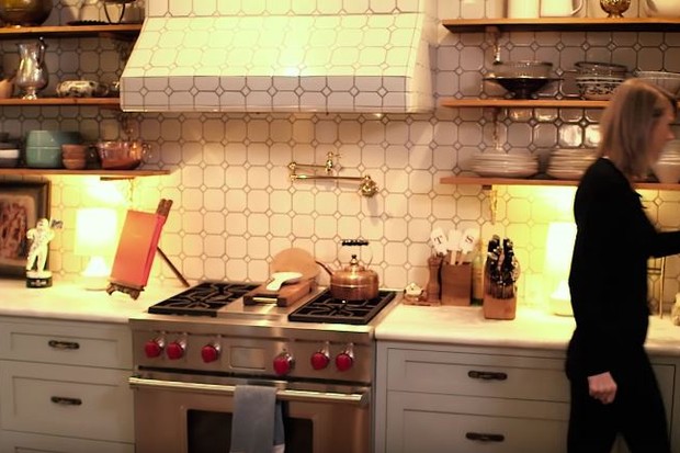 A cozinha de Taylor Swift é um charme: com azulejos em tons pastel, tem clima aconchegante e móveis estilo 