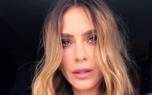 Carolina Dieckmann Posa Estonteante Em Selfie E Deixa Fãs Suspirando Vogue Celebridade