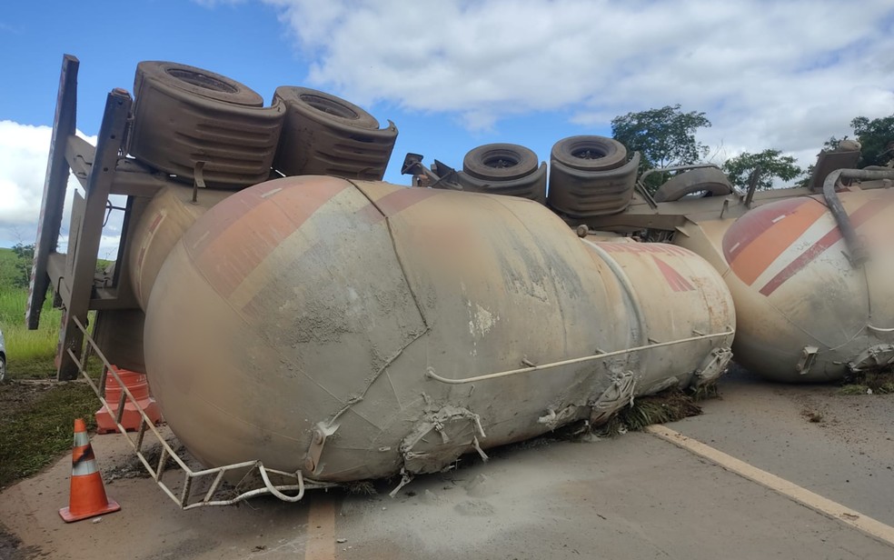 Carreta que tombou na BR-060, em Goiás — Foto: Divulgação/Polícia Rodoviária Federal