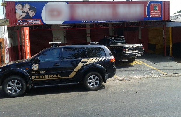 Polícia Federal encontrou laboratório de drogas dentro de farmácia de Goiânia, Goiás (Foto: Edmar Silva/TV Anhanguera)