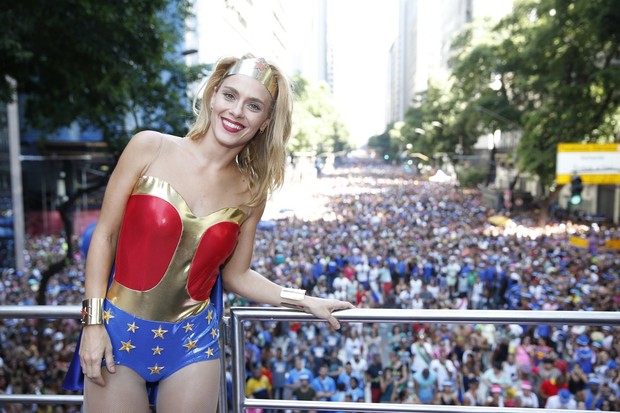 Carolina Dieckmann no Bloco da Preta Gil no Rio de Janeiro (Foto: Felipe Panfili/AgNews)