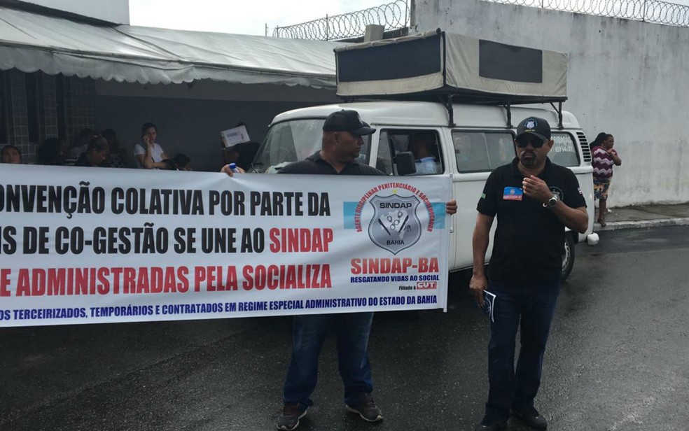 Agentes penitenciários terceirizados fazem manifestação no Complexo da Mata Escura, em Salvador — Foto: Almiro Júnior/Arquivo pessoal