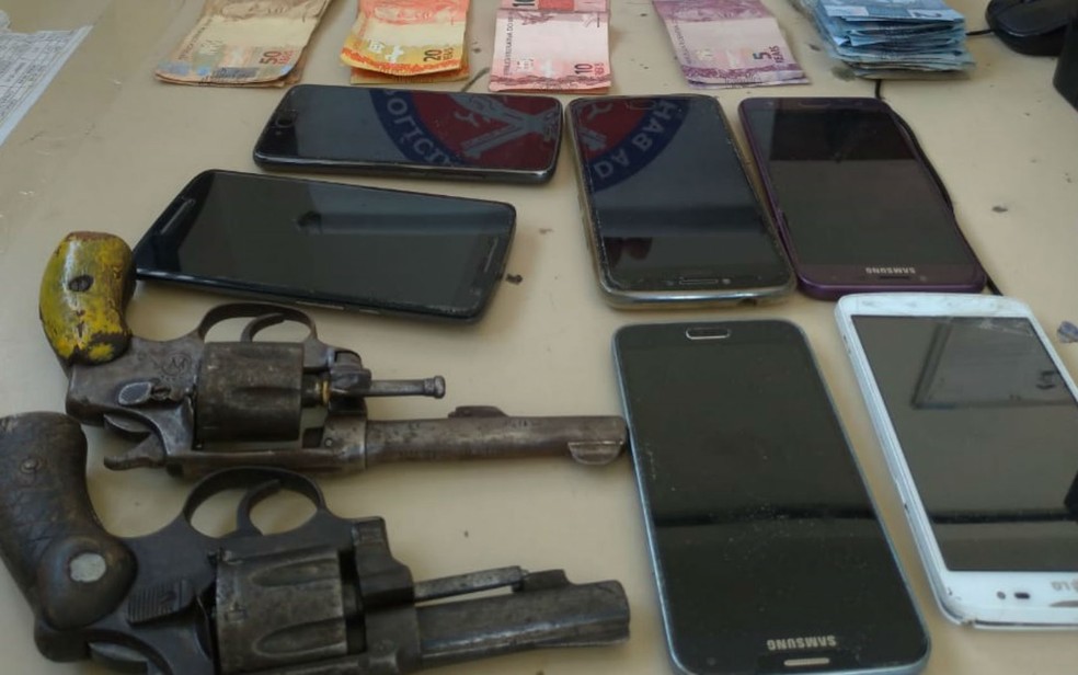 Armas e celulares foram apreendidos  — Foto: Divulgação/SSP