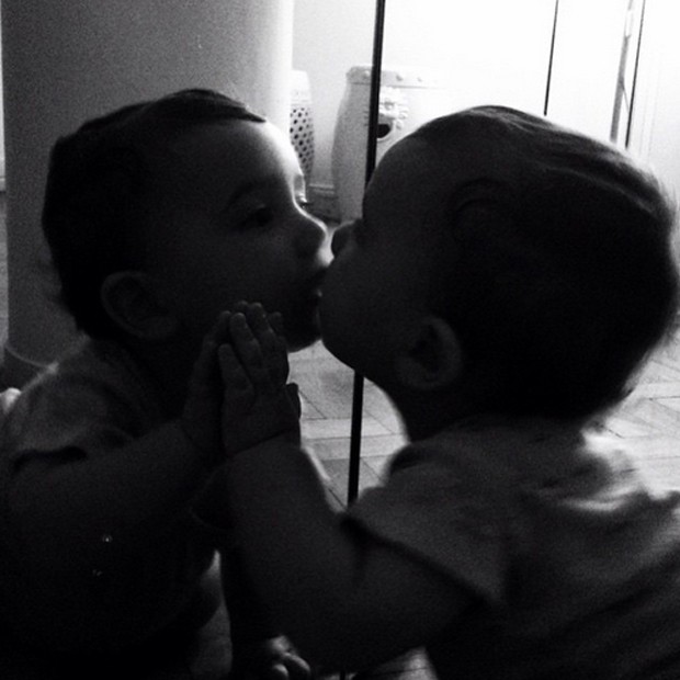 Pedro, filho de Alinne Moraes, beija o espelho (Foto: Reprodução/ Instagram)