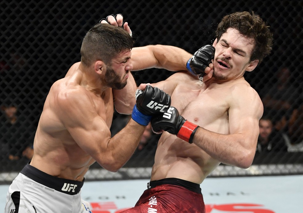 Arman Tsarukyan acerta um cruzado de esquerda em Olivier Aubin-Mercier â?? Foto: Jeff Bottari/Getty Images