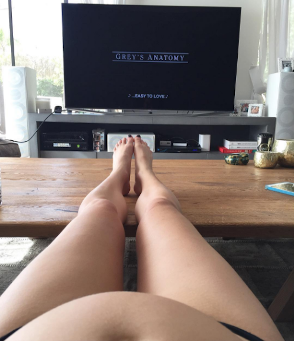 Bar Rafaeli assistindo 'Grey's Anatomy' (Foto: Instagram)