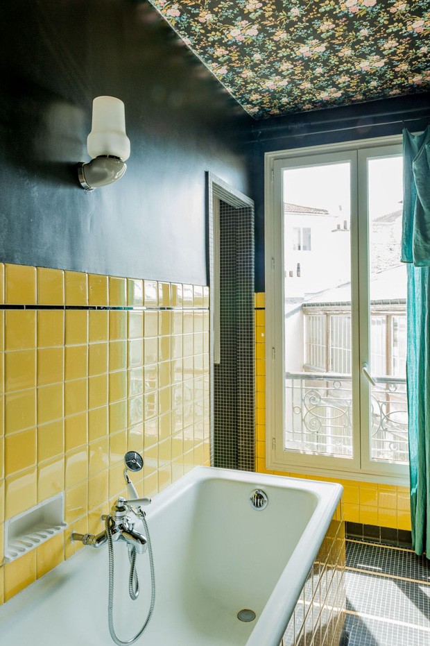 Décor do dia: banheiro com azulejo amarelo e papel de parede no teto (Foto: Côté Maison/Reprodução)