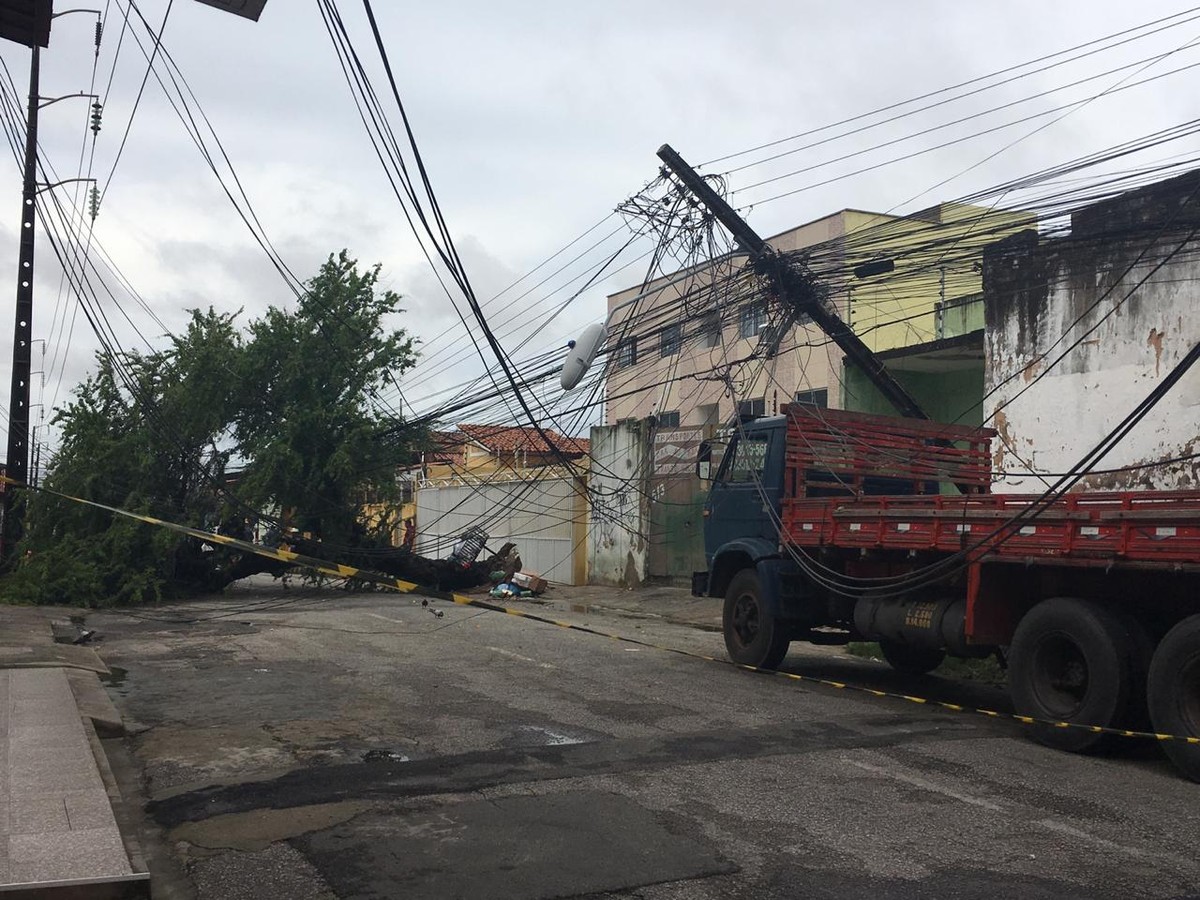 Três Postes Caem E Moradores Ficam Sem Energia Em Rua De Fortaleza Ceará G1 
