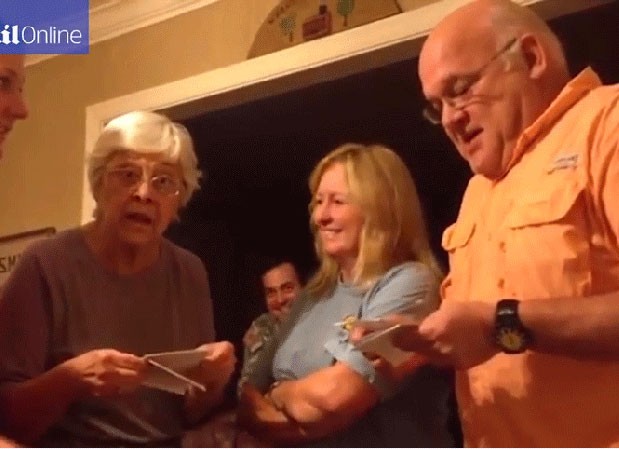 A avó teve uma reação fofa ao descobrir que seria bisavó de três bebês (Foto: Reprodução/YouTube)