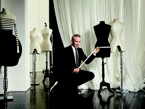 O estilista Jean Paul Gaultier: visionário, libertário e quebrando padrões da moda desde a década de 80 (Foto: Divulgação)