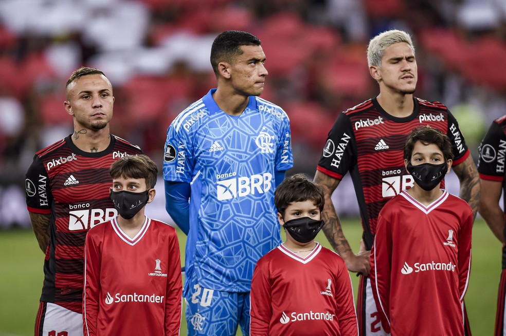 Santos, goleiro do Flamengo antes da partida contra o Vélez — Foto: Marcelo Cortes/Flamengo