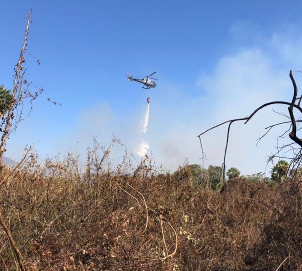 Bombeiros atuam na fronteira com o apoio da Marinha — Foto: Corpo de Bombeiros/Divulgação