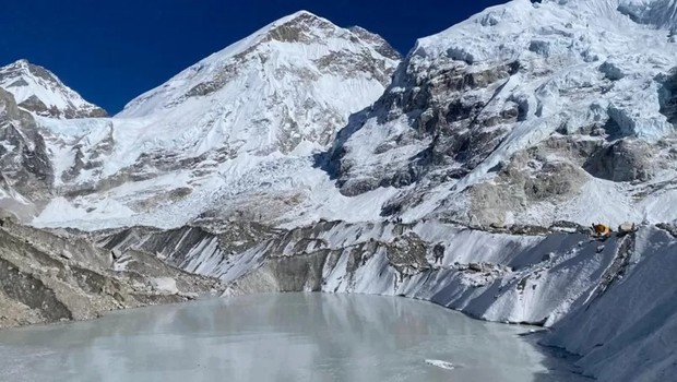 Segundo alpinista Shree Gurung, esse lago apareceu nas proximidades do acampamento base entre 2020 e 2021 (Foto: WORLD VLOG CHALLENGE via BBC)