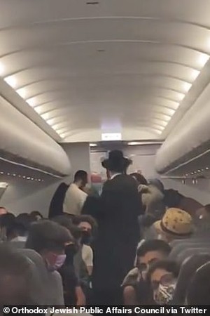 Imagens da família sendo expulsa do voo (Foto: Reprodução/Twitter)