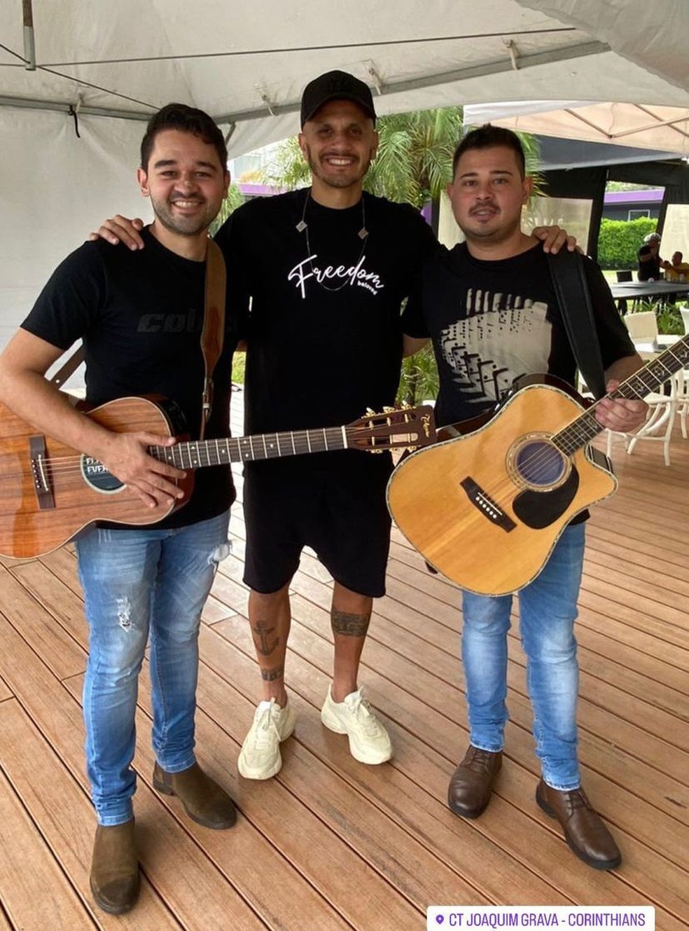 Dupla sertaneja faz show particular para jogadores do Corinthians em CT