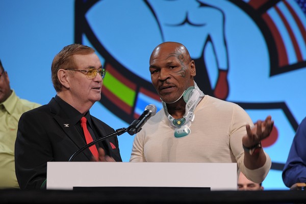 O narrador e comentarista de boxe Bob Sheridan com Mike Tyson em um evento em 2012 (Foto: Getty Images)