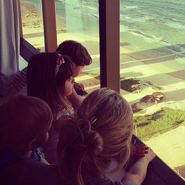 Claudia Leitte observa o mar ao lado dos filhos e da sobrinha, Valentina (Foto: Reprodução/Instagram)