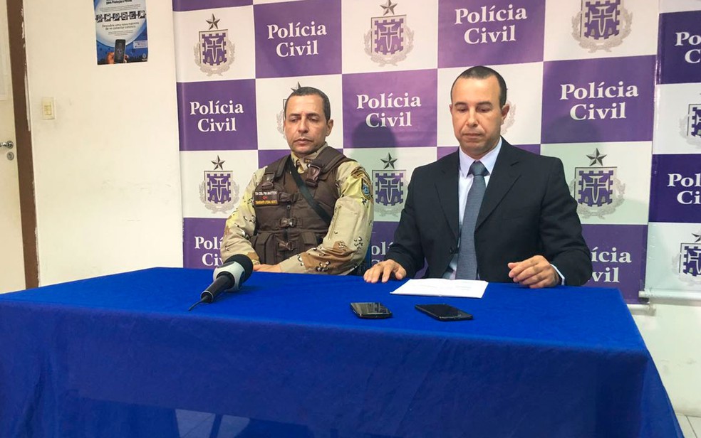 Tenente Ricardo Mattos, da Polícia Civil, e o delegado Cleandro Pimenta, da Draco, detalharam a operação (Foto: Henrique Mendes / G1)