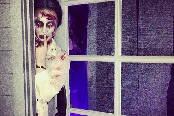 Demi Lovato ficou assustadora maquiada de assombração. E ela ainda encarnou o papel para as fotos! (Foto: Reprodução/Instagram)
