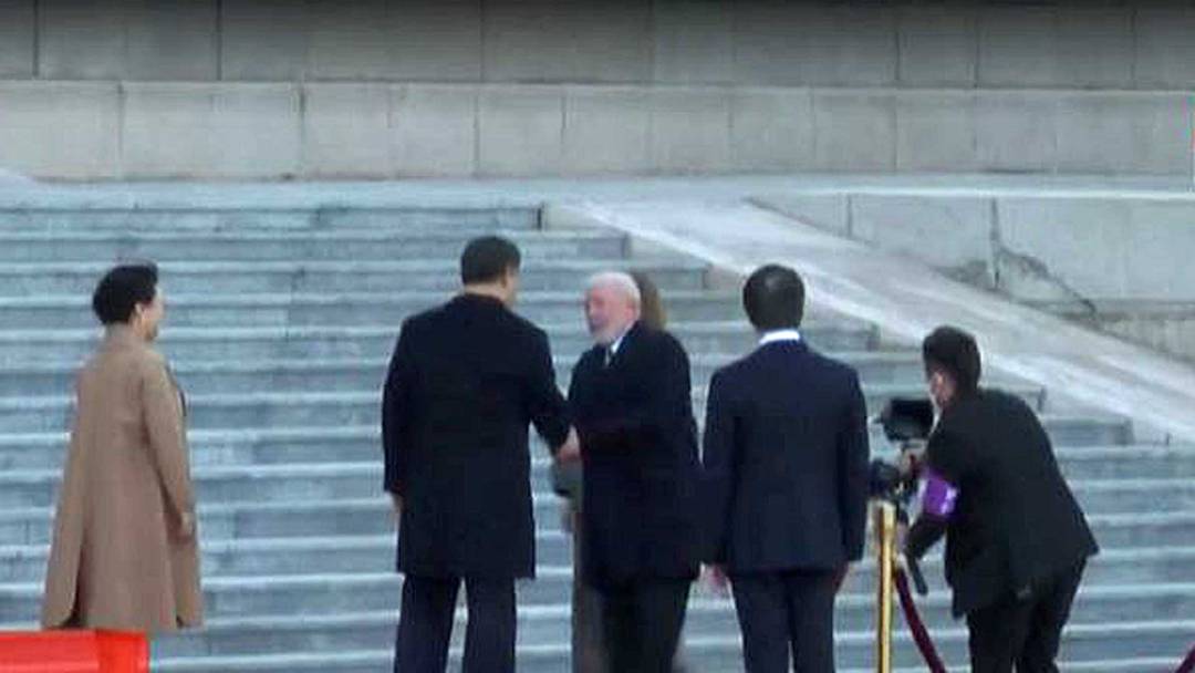 O presidente Lula se encontra com o líder chinês Xi Jinping em Pequim. 