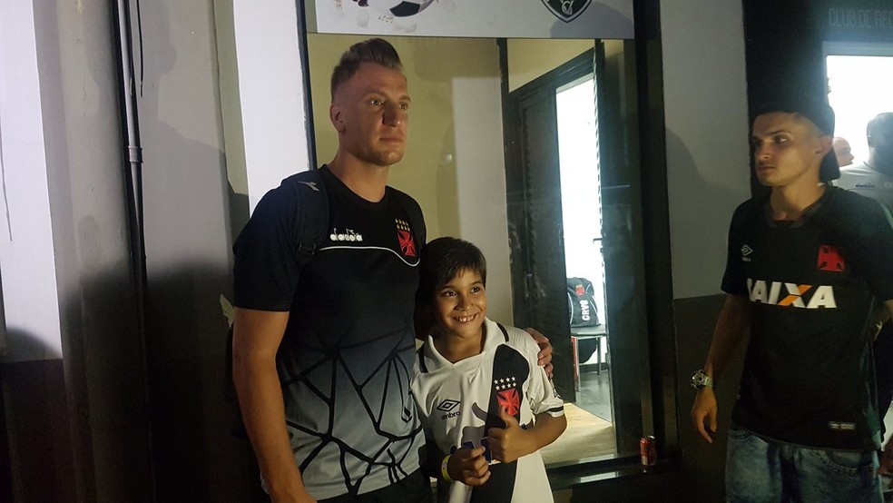 Maxi Lopez tira foto com torcedores na saída de São Januário — Foto: Felipe Schmidt