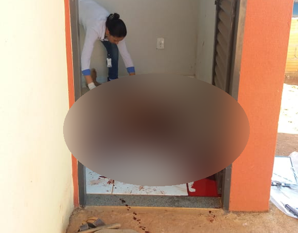 O idoso foi encontrado caído ao chão na casa dele (Foto: Polícia Civil/Divulgação)