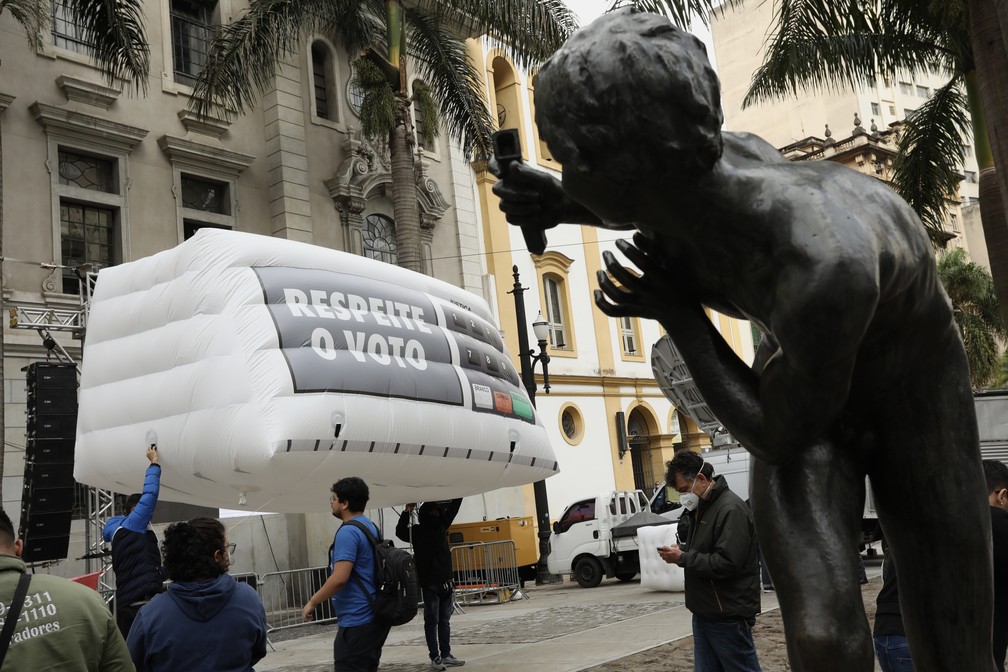 Manifestantes carregam urna inflável com dizeres "respeite o voto", em ato neste 11 de agosto — Foto: Celso Tavares/g1