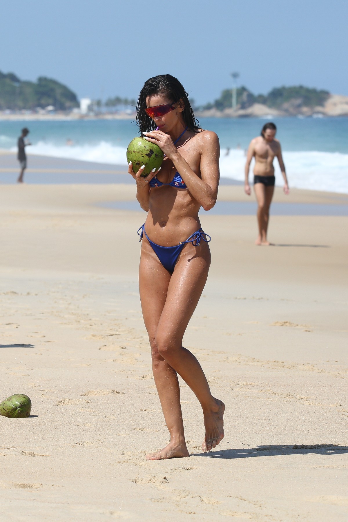 Izabel Goulart na Praia de Ipanema (Foto: Dilson Silva/AgNews)