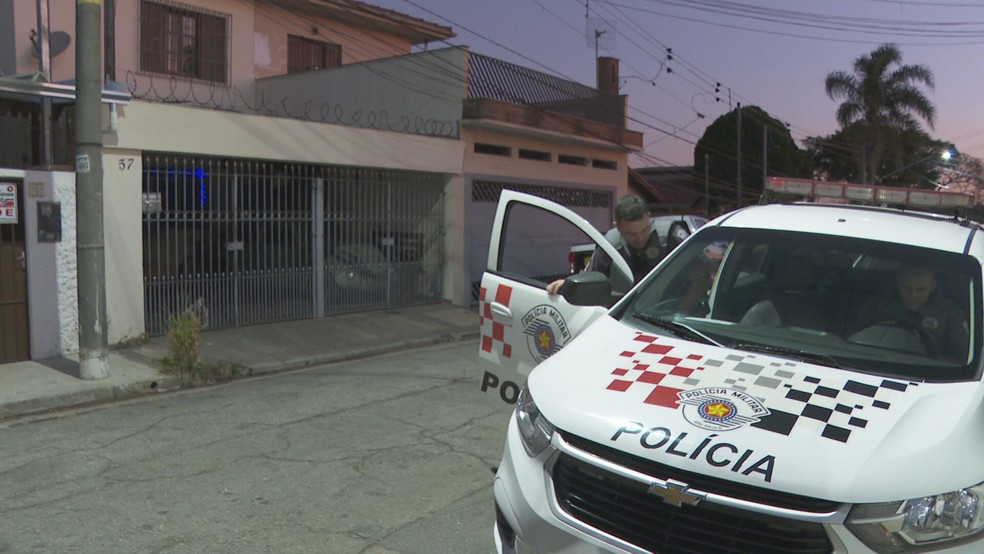 Polícia Militar atende ocorrência de canil irregular em casa da Vila Tiradentes, região do Jardim Bonfiglioli, na Zona Oeste de São Paulo — Foto: Reprodução/TV Globo