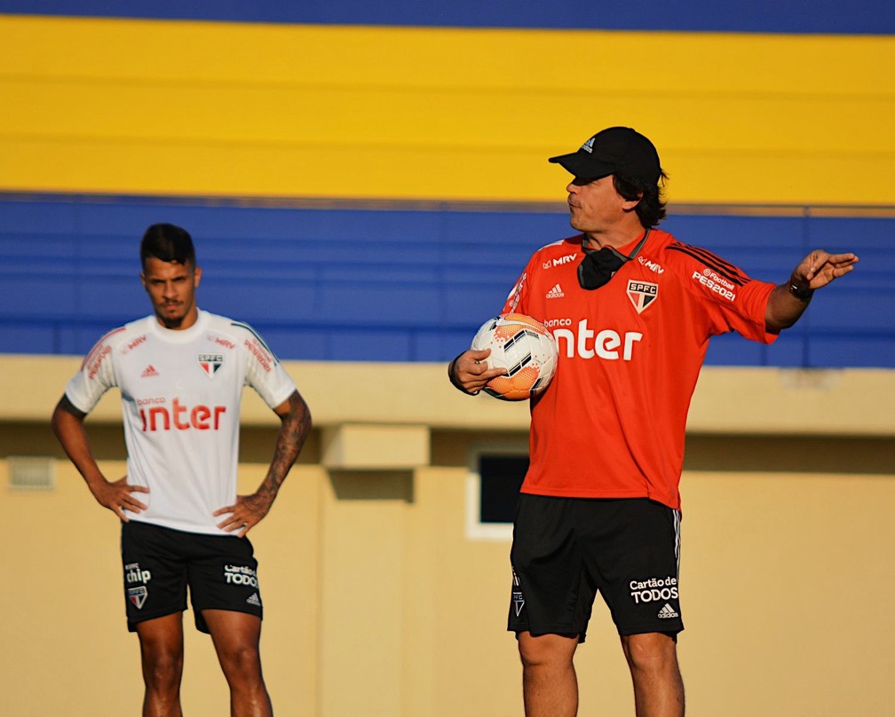 Dez jogos seguidos sofrendo gols e média de 1,8 sofrido por partida: como Diniz deve solucionar o problema defensivo do SPFC?