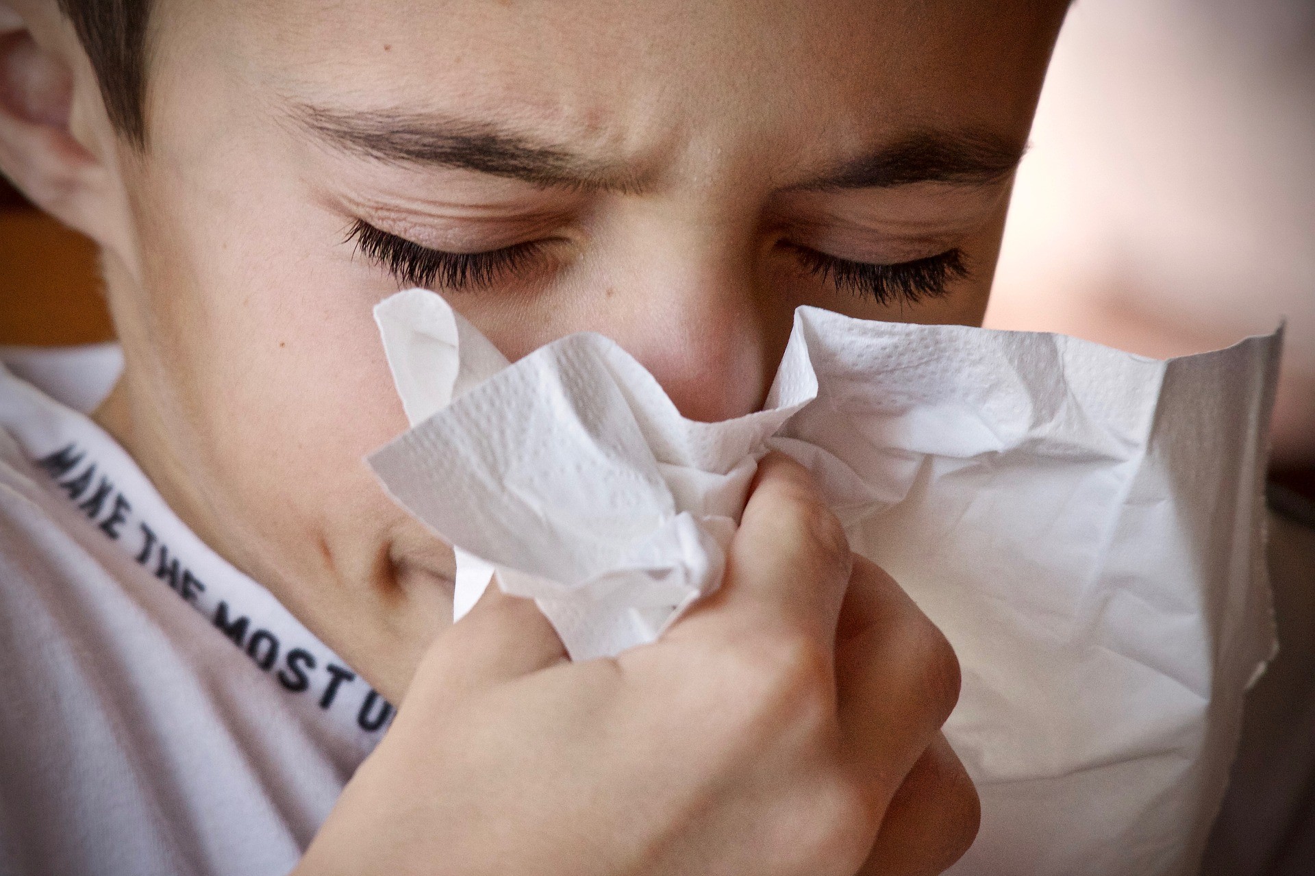 Atenção aos sintomas da doença. Acima: menino assoa o nariz. (Foto: Luisella Planeta Leoni/Pixabay )