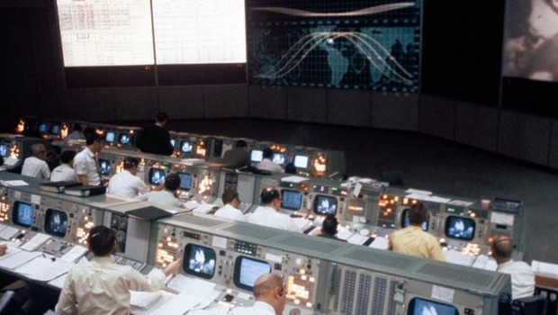A sala de controle, que teve seus dias de glória durante a corrida espacial, supervisionou mais de 40 missões espaciais, inclusive a Apollo 11, quando o homem pisou na Lua pela primeira vez (Foto: NASA VIA BBC)