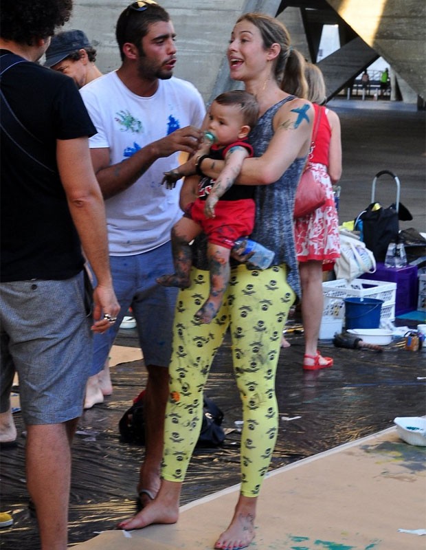 Luana Piovani usou modelito para brincar com o filho no MAM, no centro Rio (Foto: FOTO RIO NEWS)